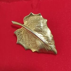 Vintage Gold Tone Leaf Brooch Pin – Elegant Autumn Jewelry
